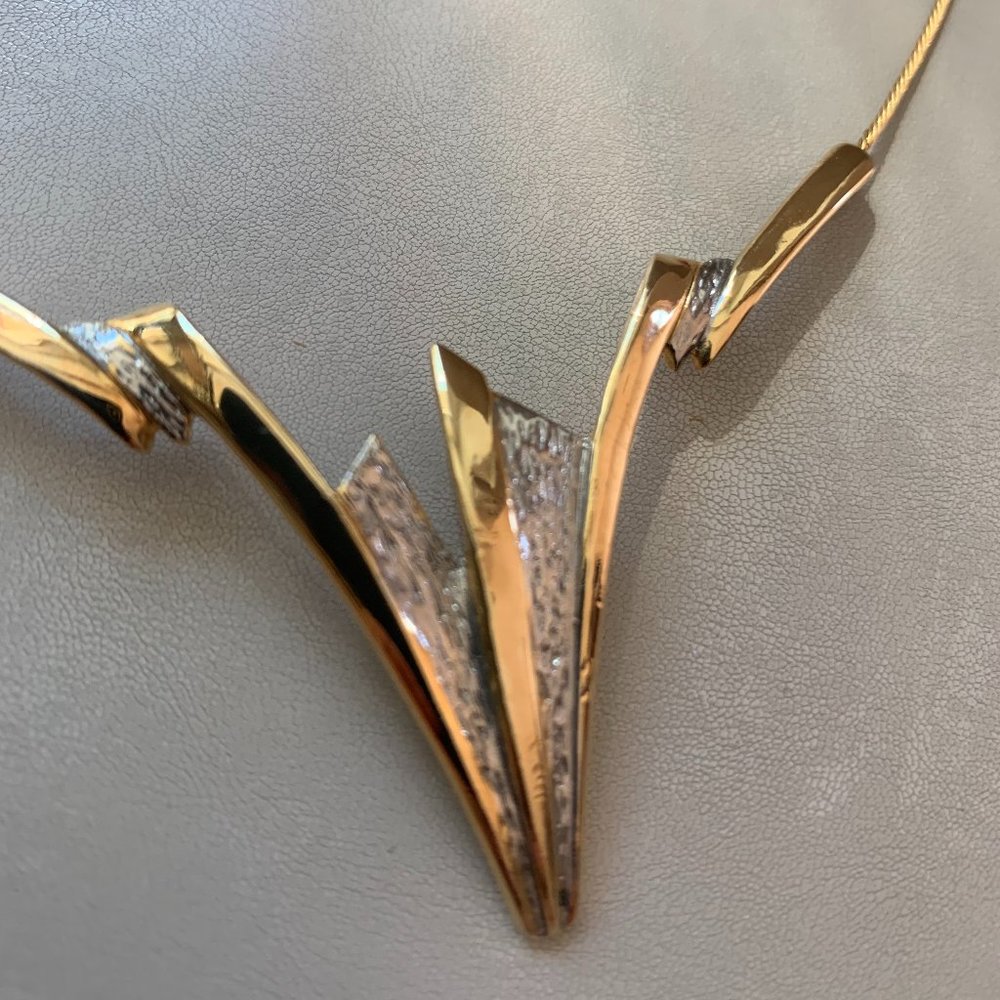 Gold plated Necklace with Magnetic Enclosure